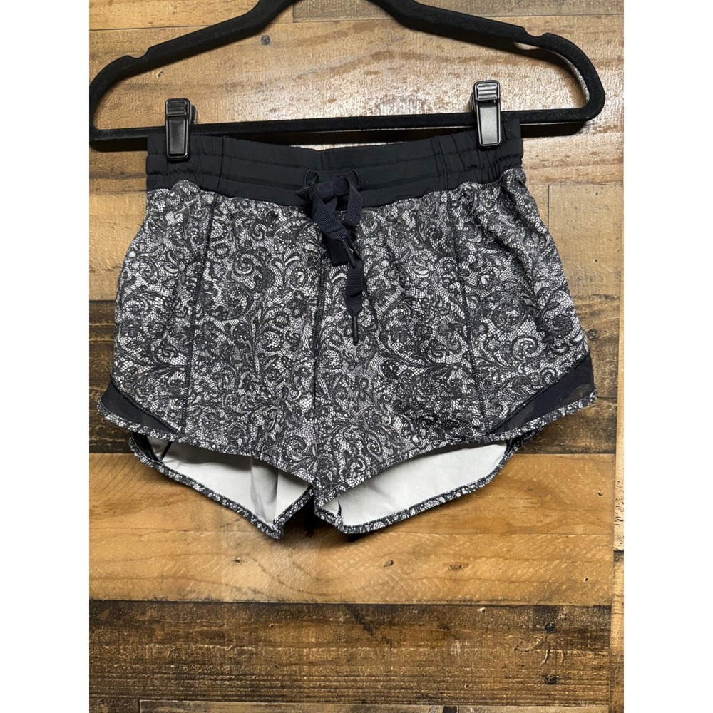 Lululemon Athletica Running Shorts‎ Black White Lace Print Built In Liner 4 Tall